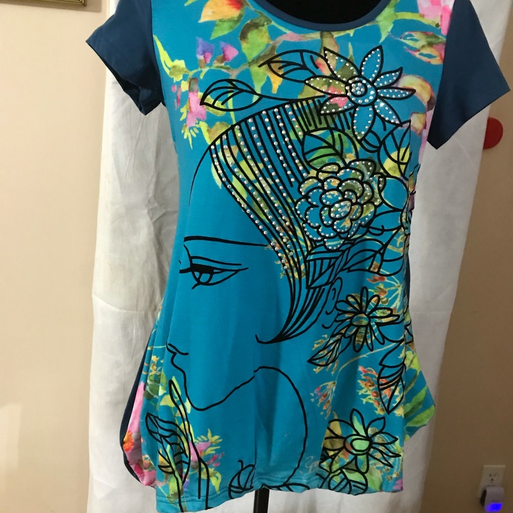 L’ Aimee Woman’s Top w/ Flower Graphic